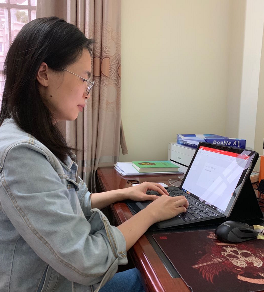 曹金蓉老师正在制作微课 曹金蓉老师正在制作微课